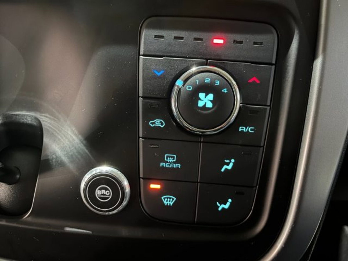 Mahindra KUV100 1.2 K8 m-bifuel (17)