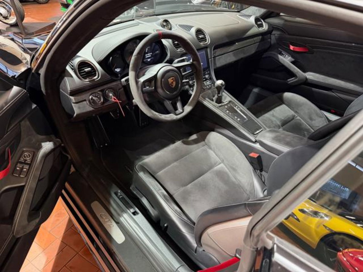Porsche 718 Cayman  Cayman 4.0 GT4 (7)