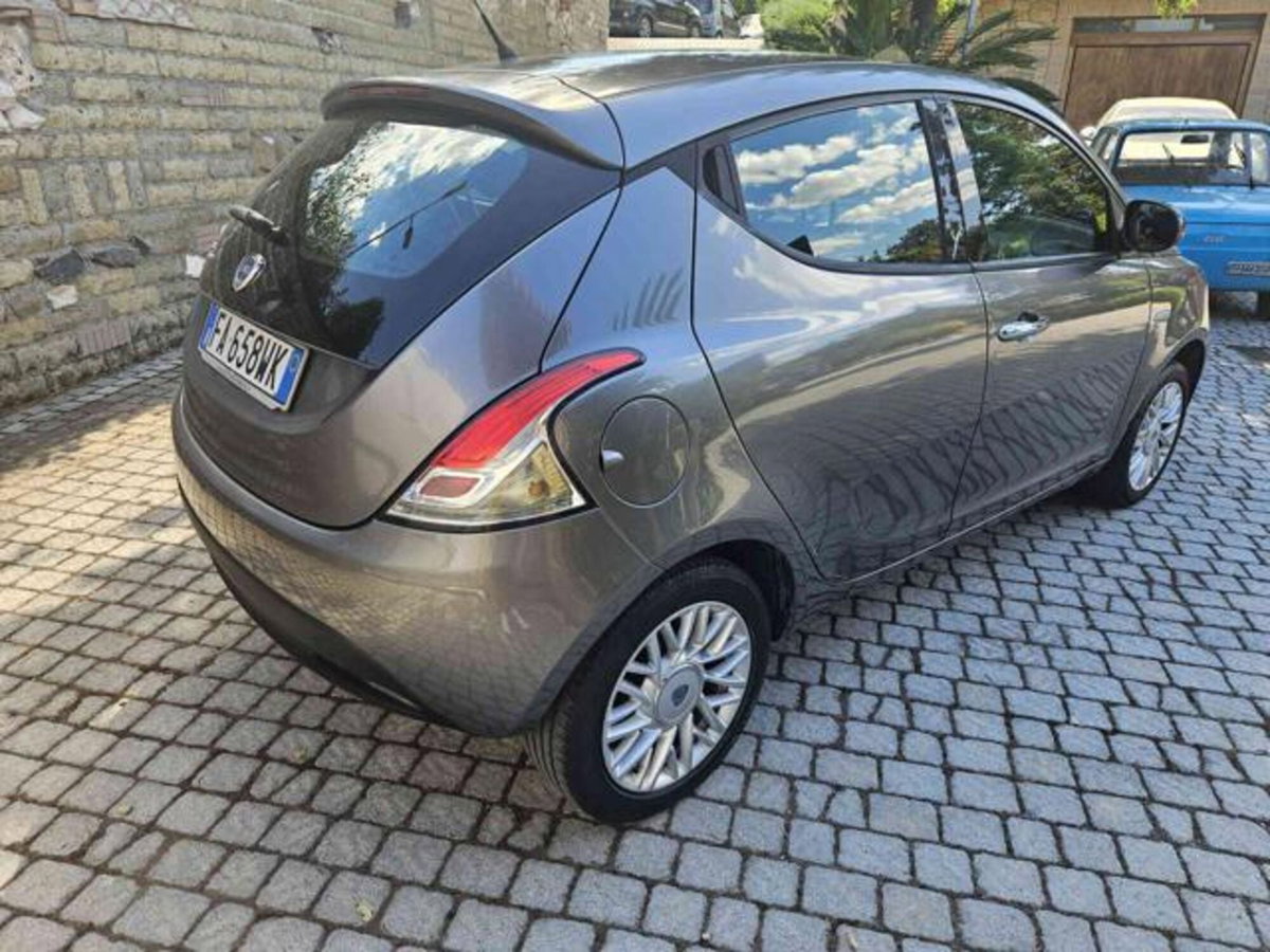 Lancia Ypsilon 1.2 69 CV 5 porte Silver (4)