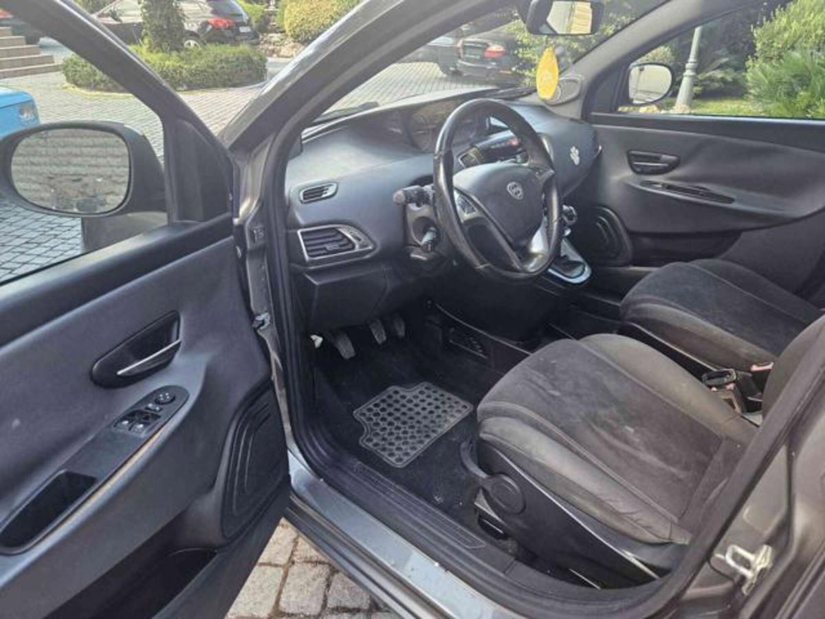 Lancia Ypsilon 1.2 69 CV 5 porte Silver (7)
