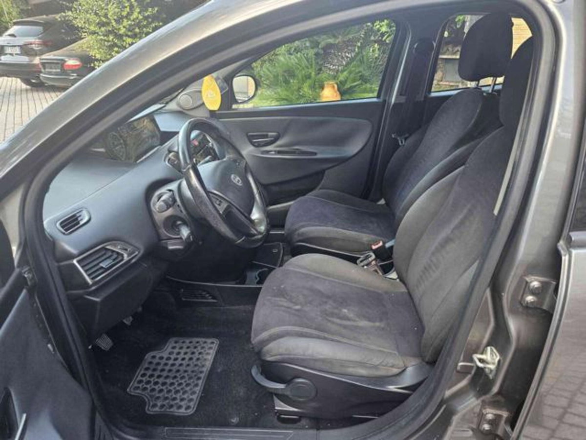 Lancia Ypsilon 1.2 69 CV 5 porte Silver (8)