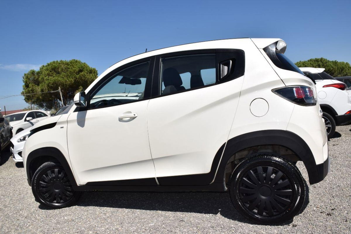 Mahindra KUV100 KUV100 1.2 VVT K8 (17)