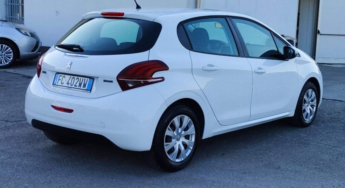 Peugeot 208 68 5 porte Active (2)