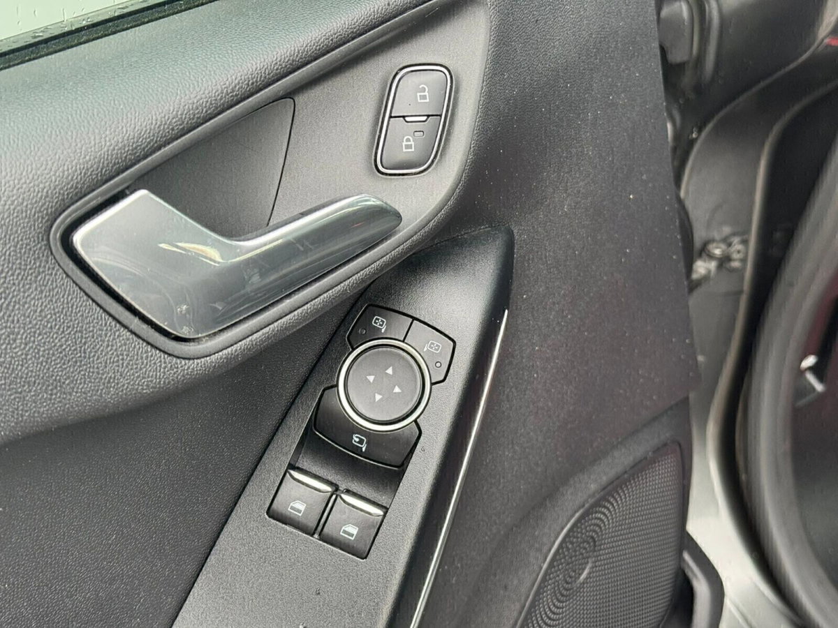 Ford Fiesta 1.5 TDCi 5 porte Vignale (19)