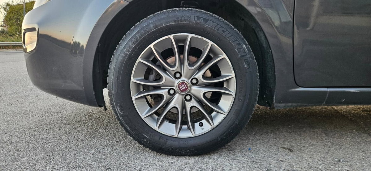 Fiat Punto 1.3 MJT II 75 CV 5 porte Lounge (13)