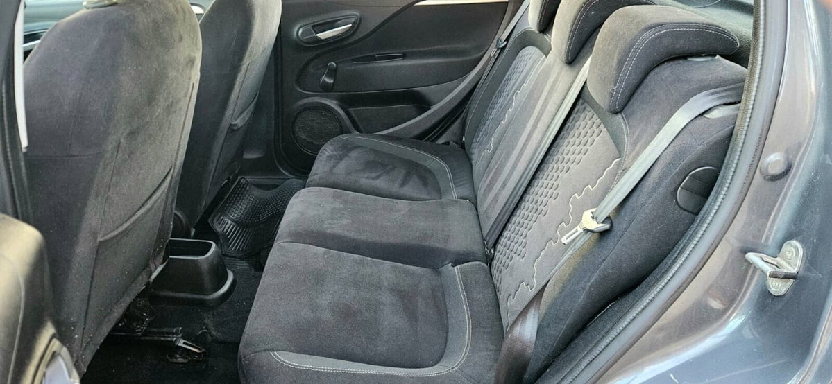 Fiat Punto 1.3 MJT II 75 CV 5 porte Lounge (7)