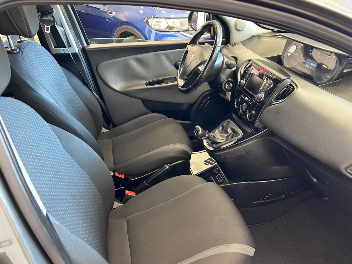 Lancia Ypsilon 1.2 69 CV 5 porte Gold (14)