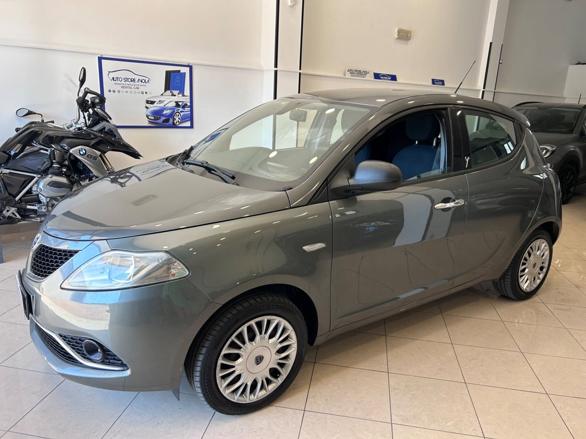 Lancia Ypsilon 1.2 69 CV 5 porte Gold (6)
