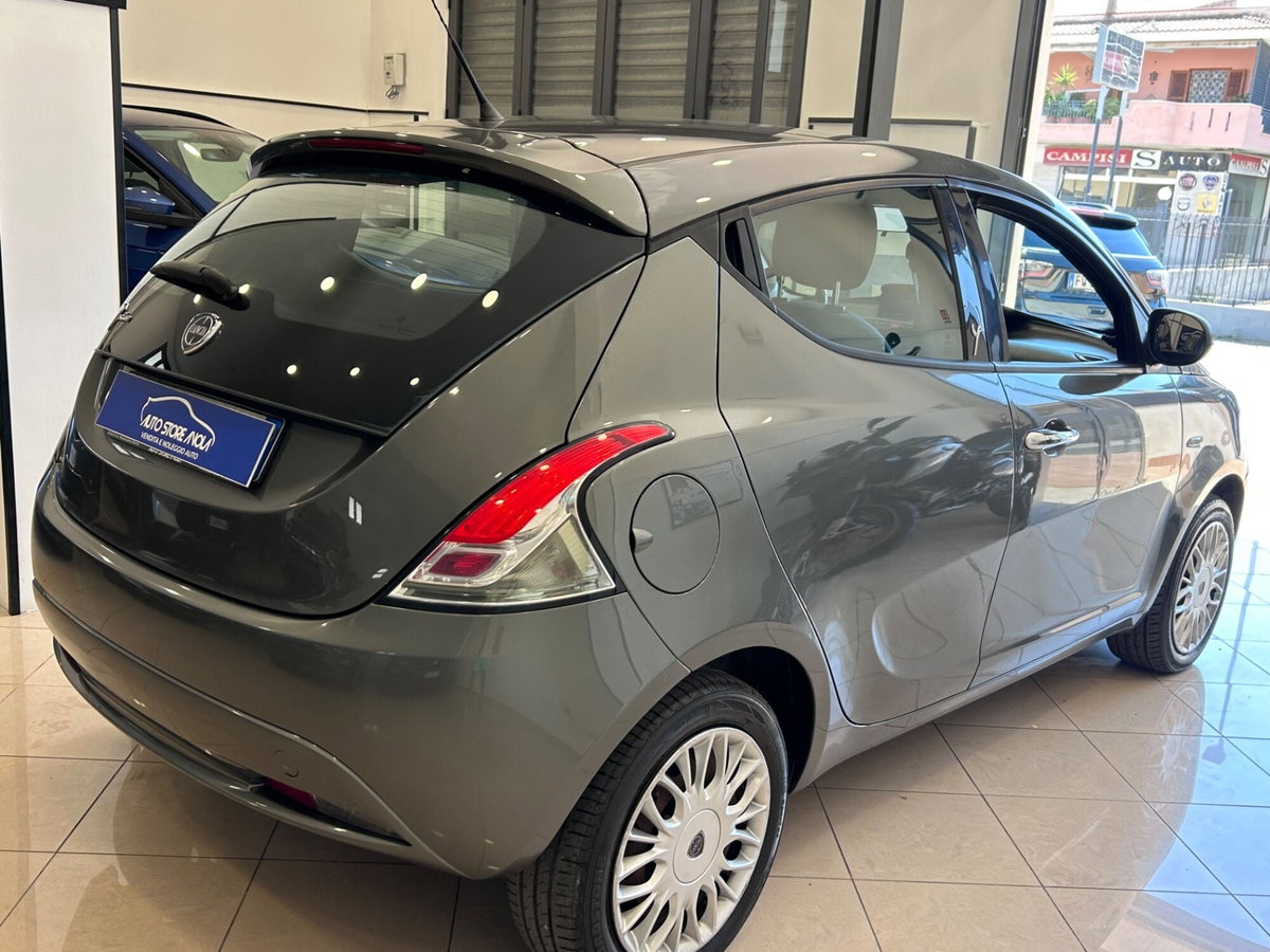 Lancia Ypsilon 1.2 69 CV 5 porte Gold (9)
