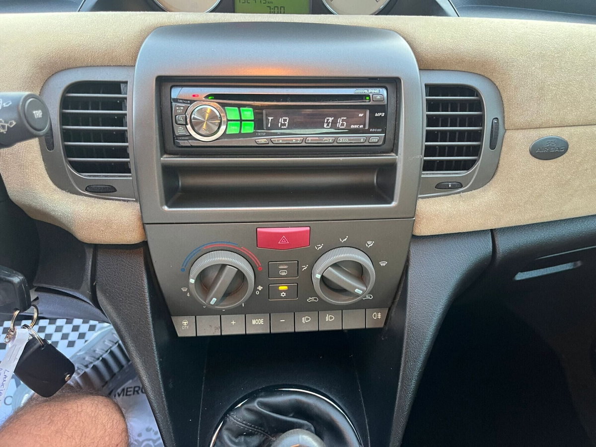 Lancia Ypsilon 1.2 Argento (13)