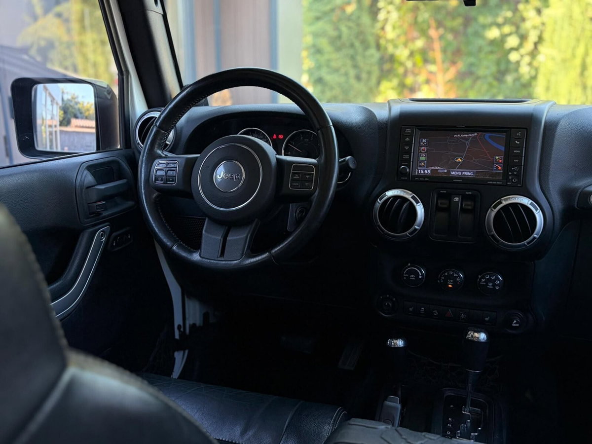 Jeep Wrangler Unlimited 2.8 CRD DPF Sahara Auto (9)
