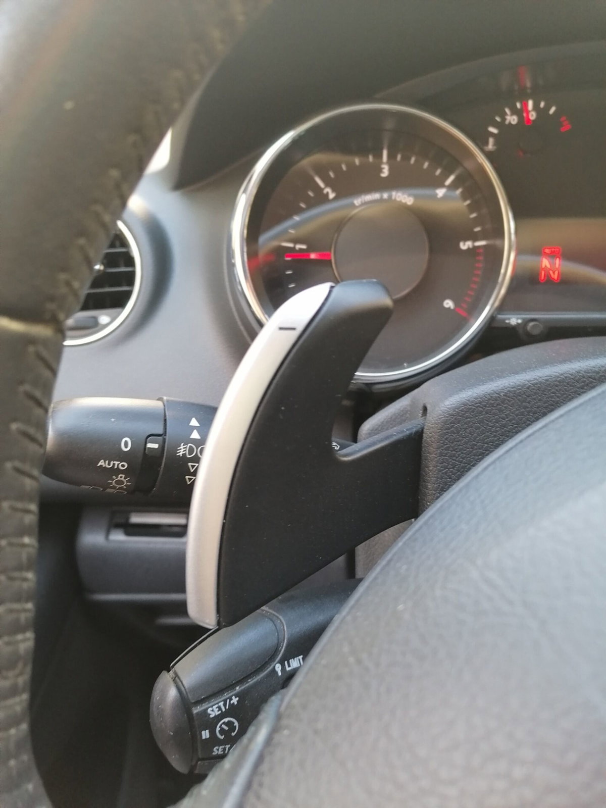 Peugeot 3008 1.6 e-HDi 112CV cambio robotizzato Stop&Start Tecno (16)
