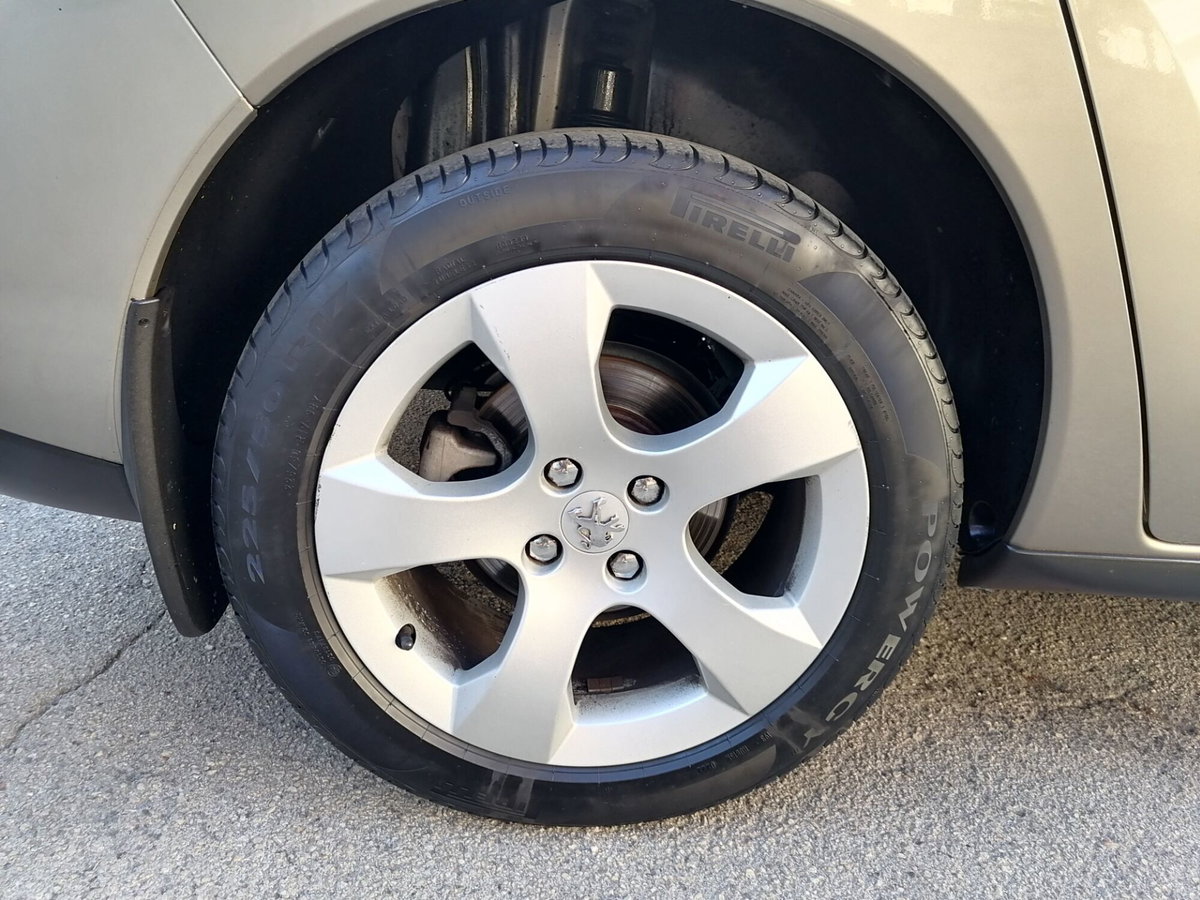 Peugeot 3008 1.6 e-HDi 112CV cambio robotizzato Stop&Start Tecno (18)