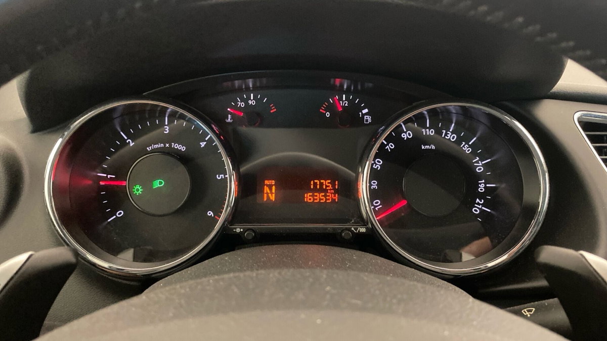 Peugeot 3008 1.6 e-HDi 112CV cambio robotizzato Stop&Start Tecno (6)