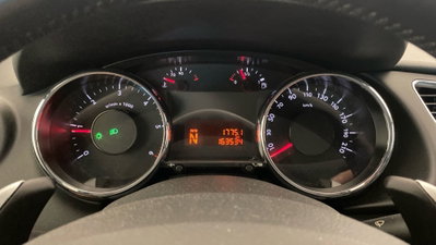 Peugeot 3008 1.6 e-HDi 112CV cambio robotizzato Stop&Start Tecno (6)