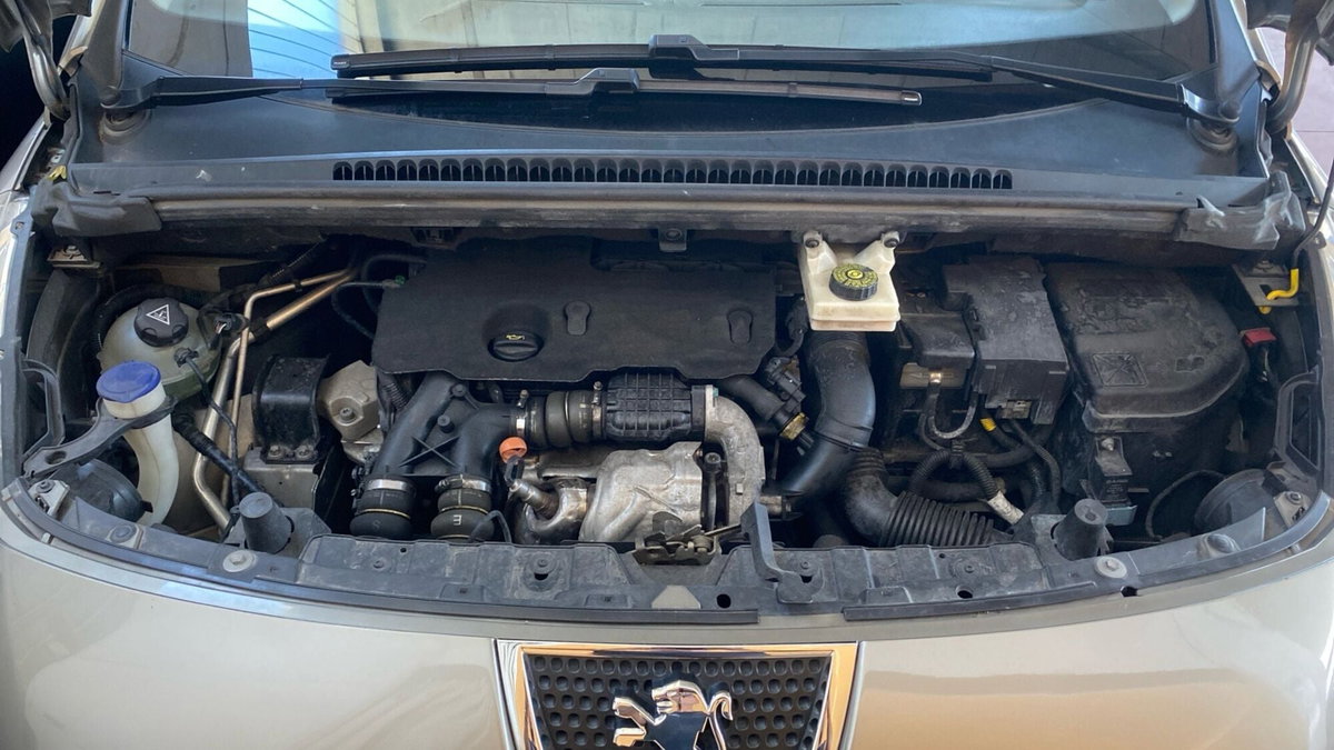 Peugeot 3008 1.6 e-HDi 112CV cambio robotizzato Stop&Start Tecno (8)