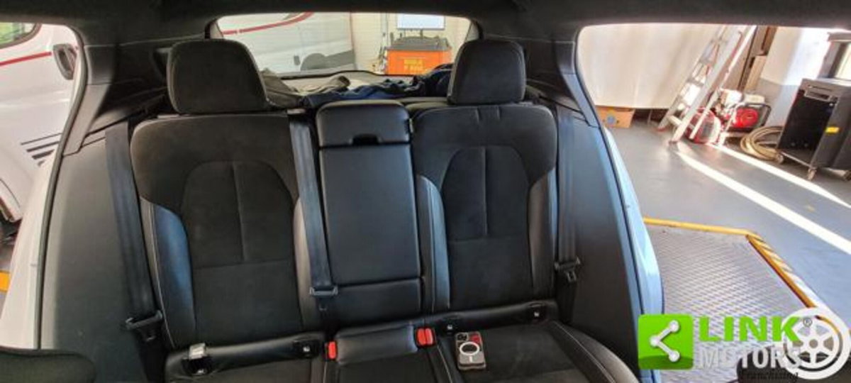 Volvo XC40 D4 AWD Geartronic R-design (8)