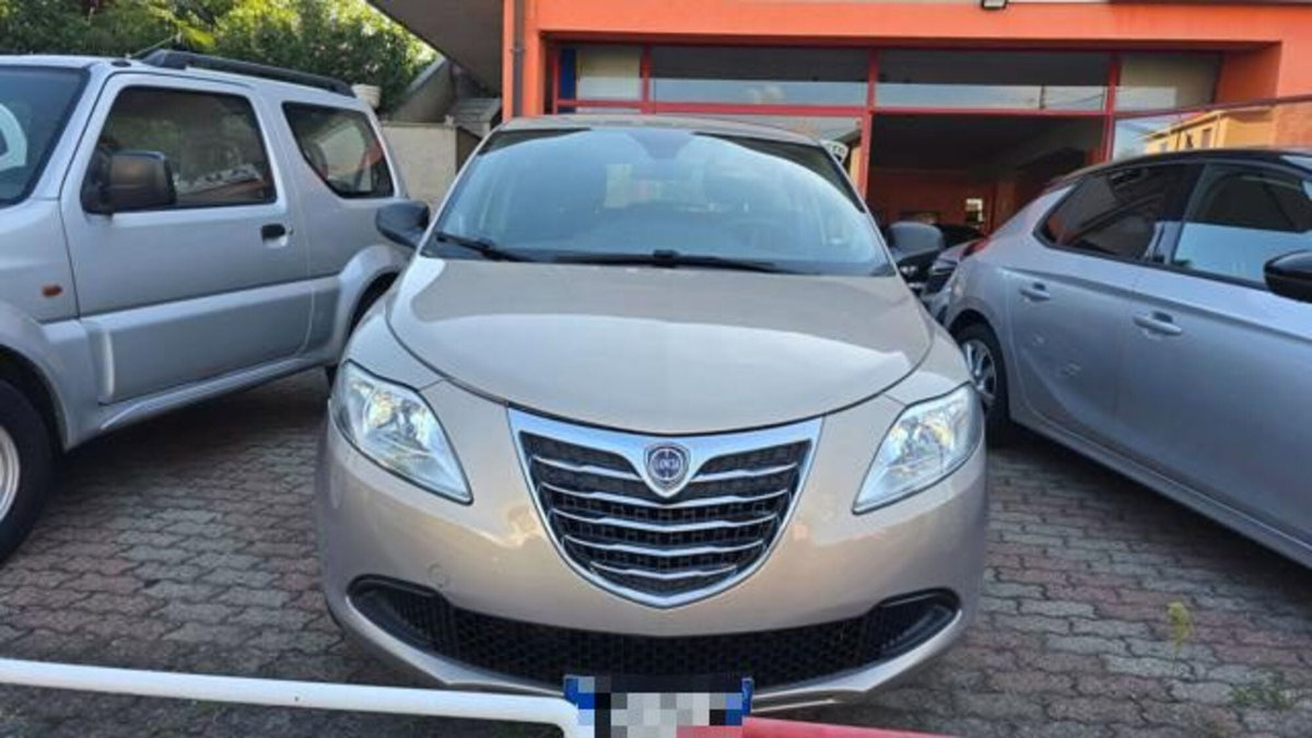 Lancia Ypsilon 1.2 69 CV 5 porte Silver (2)
