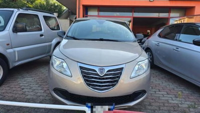 Lancia Ypsilon 1.2 69 CV 5 porte Silver (2)