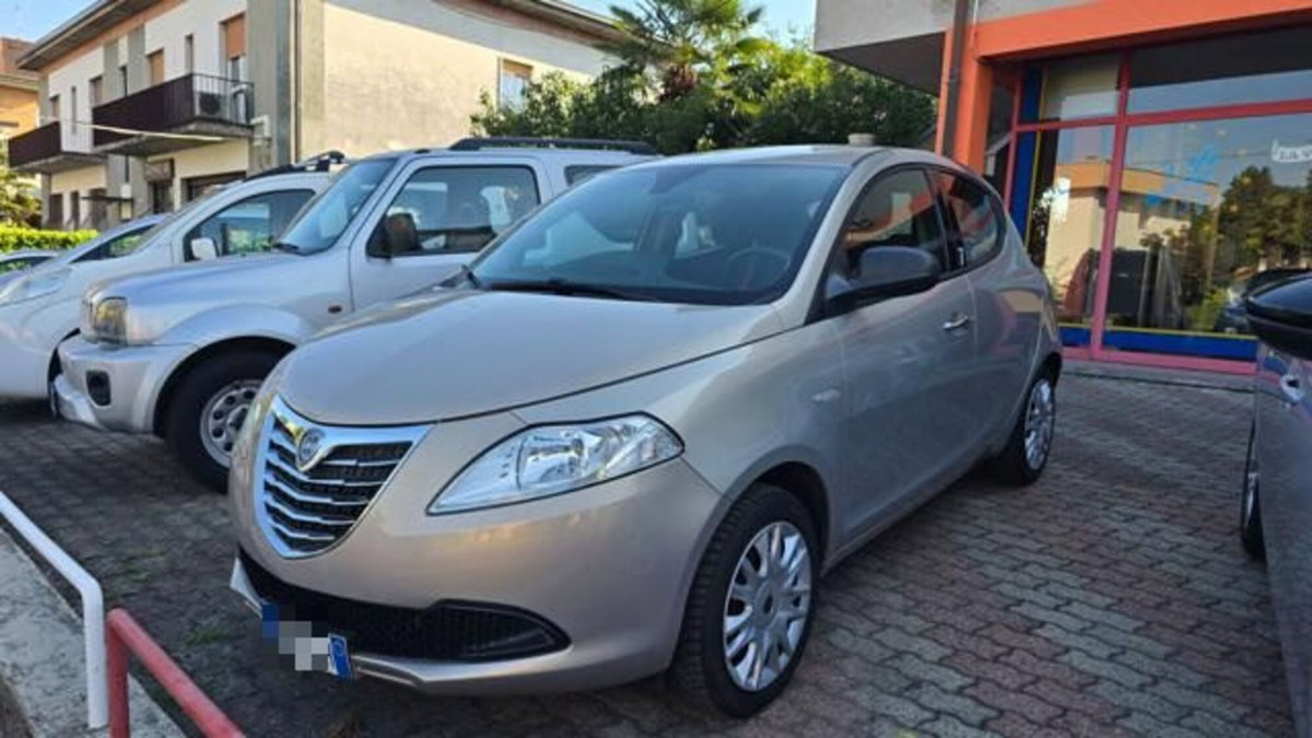 Lancia Ypsilon 1.2 69 CV 5 porte Silver (3)