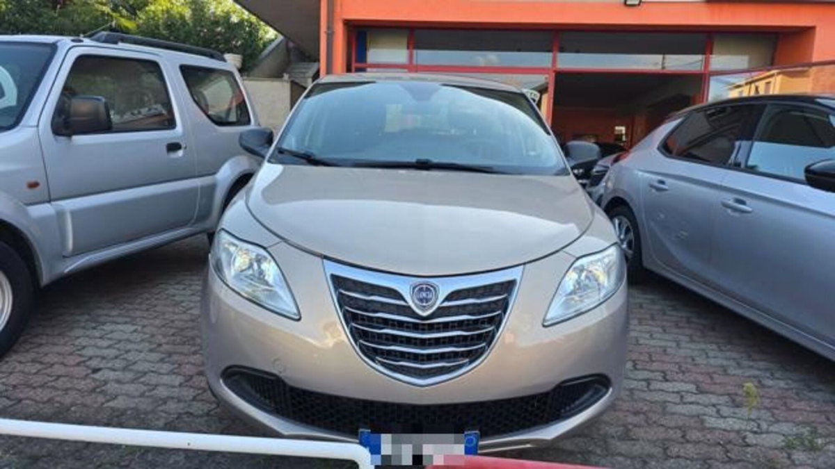 Lancia Ypsilon 1.2 69 CV 5 porte Silver (7)