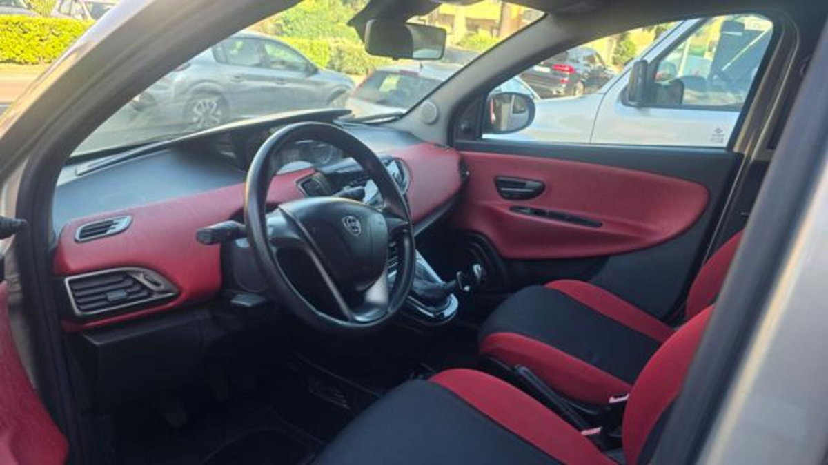 Lancia Ypsilon 1.2 69 CV 5 porte Silver (8)