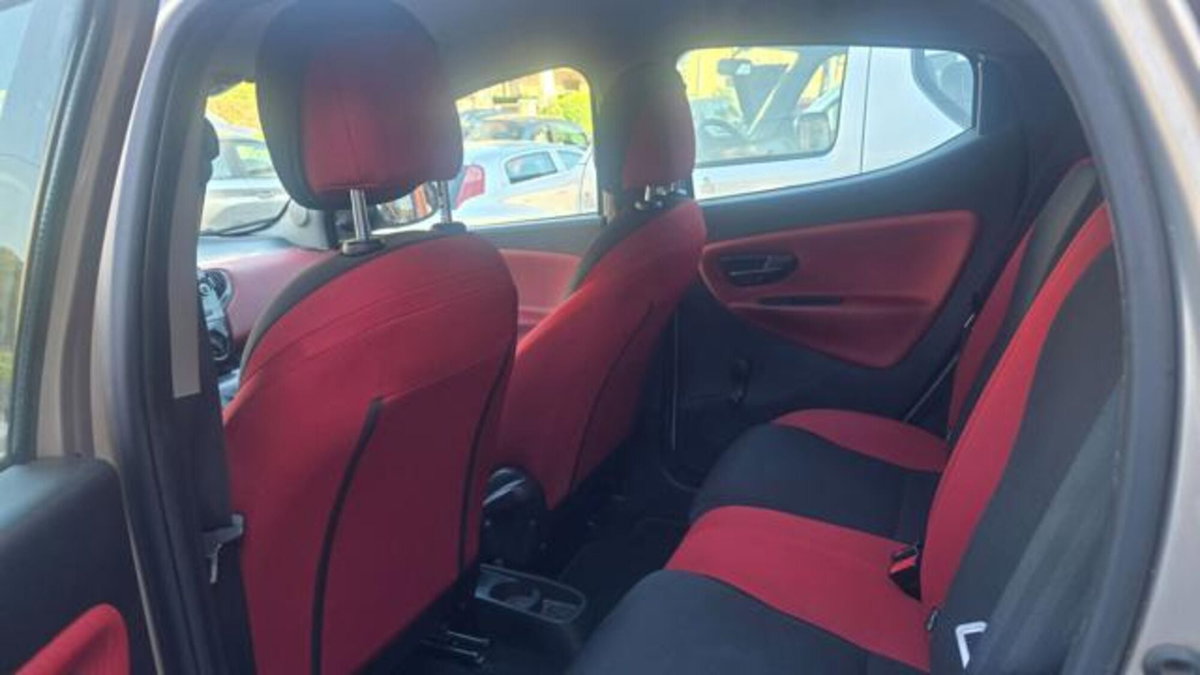 Lancia Ypsilon 1.2 69 CV 5 porte Silver (9)