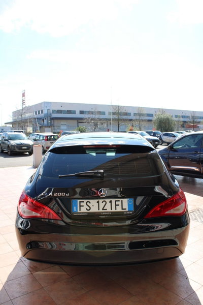 Mercedes-Benz CLA Shooting Brake 200 d Automatic Business (3)