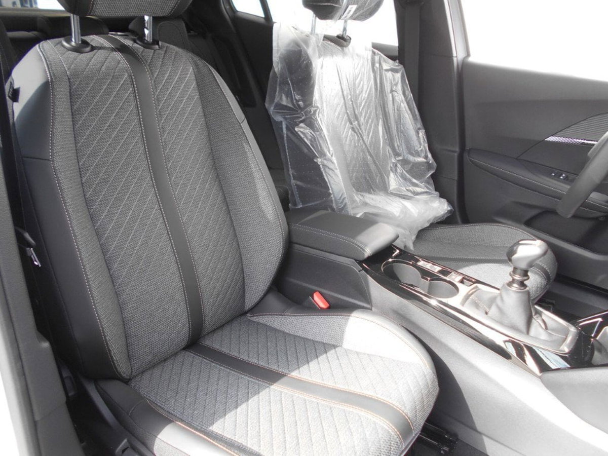 Peugeot 2008 PureTech 100 S&S Allure (11)
