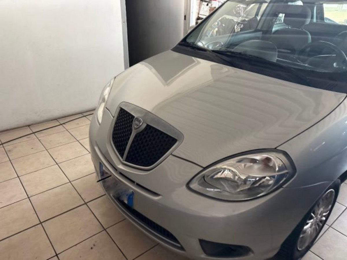 Lancia Ypsilon 1.2 Platino (2)