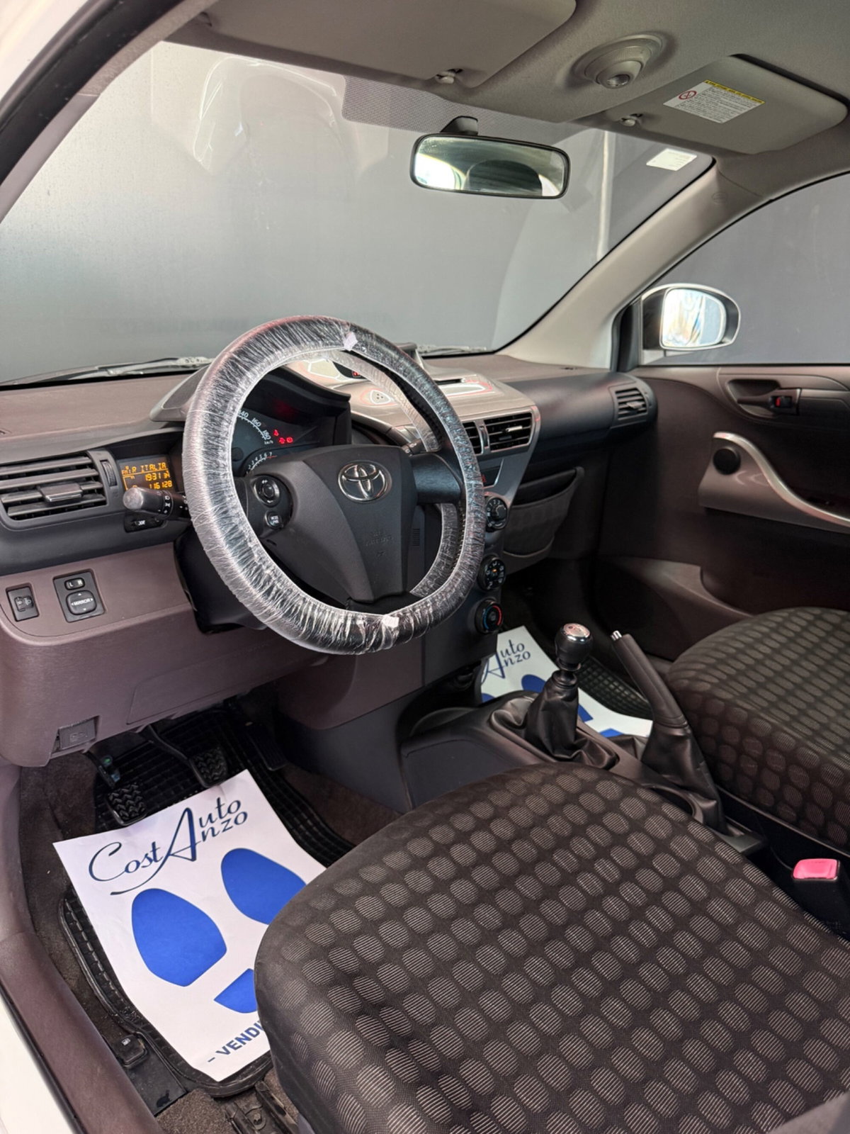 Toyota iQ 1.0 Sol (8)