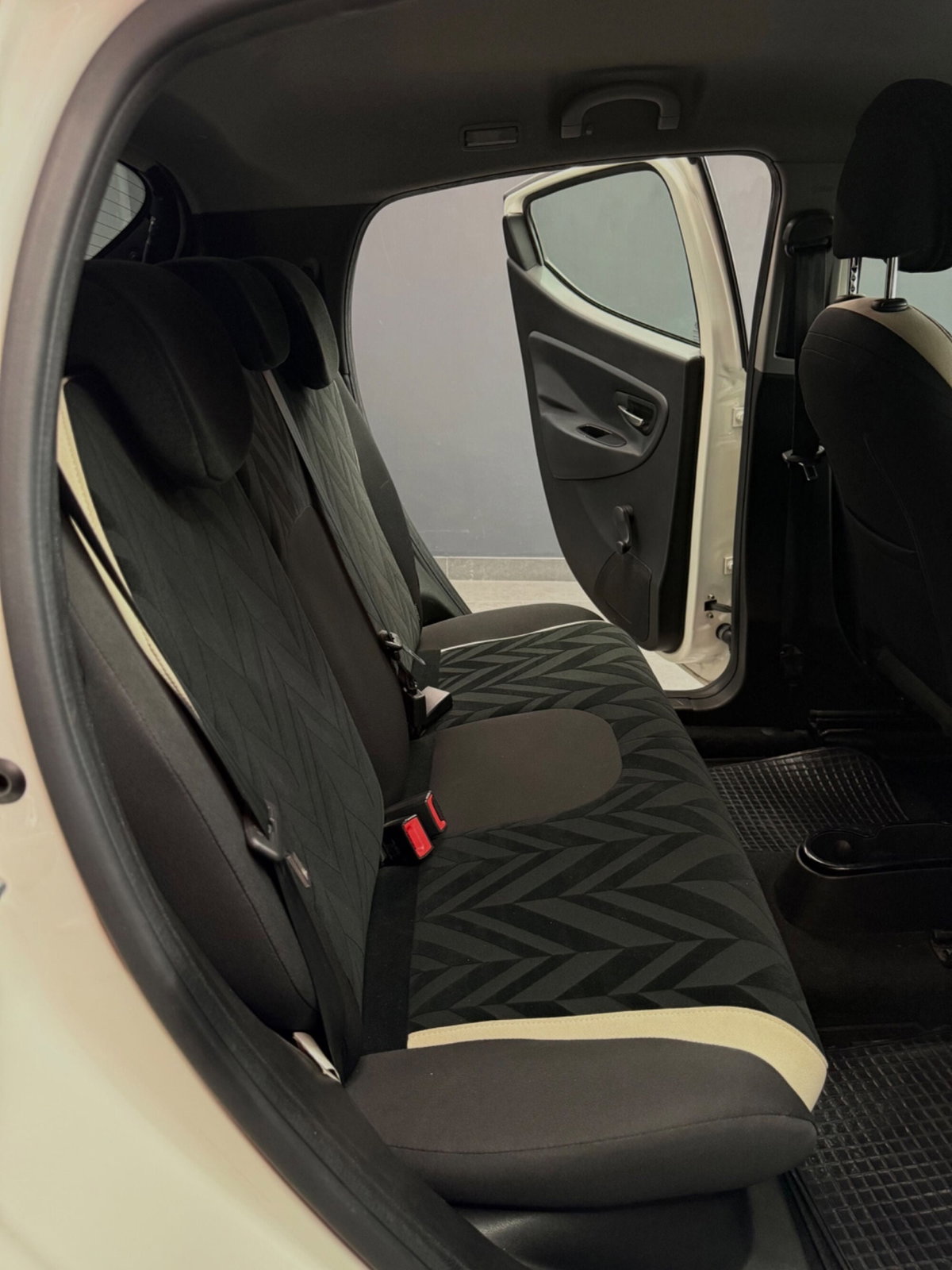 Lancia Ypsilon 0.9 TwinAir 85 CV 5 porte S&S DFN Platinum (16)