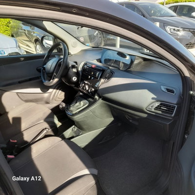Lancia Ypsilon 1.2 69 CV 5 porte Gold (6)