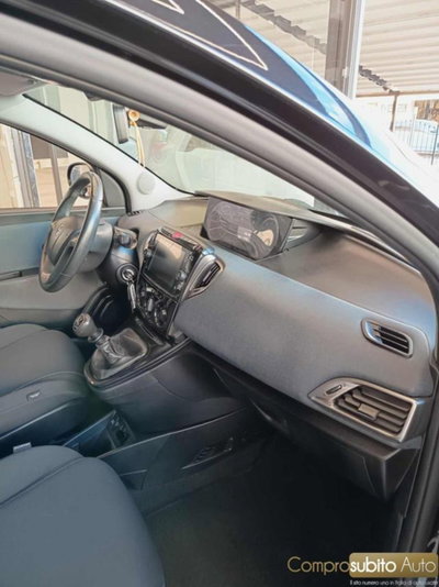 Lancia Ypsilon 1.0 FireFly 5 porte S&S Hybrid Silver Plus (18)