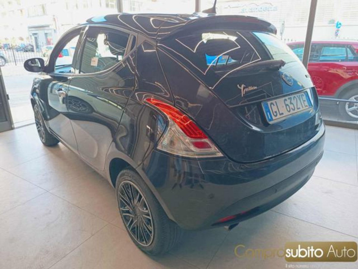 Lancia Ypsilon 1.0 FireFly 5 porte S&S Hybrid Silver Plus (4)