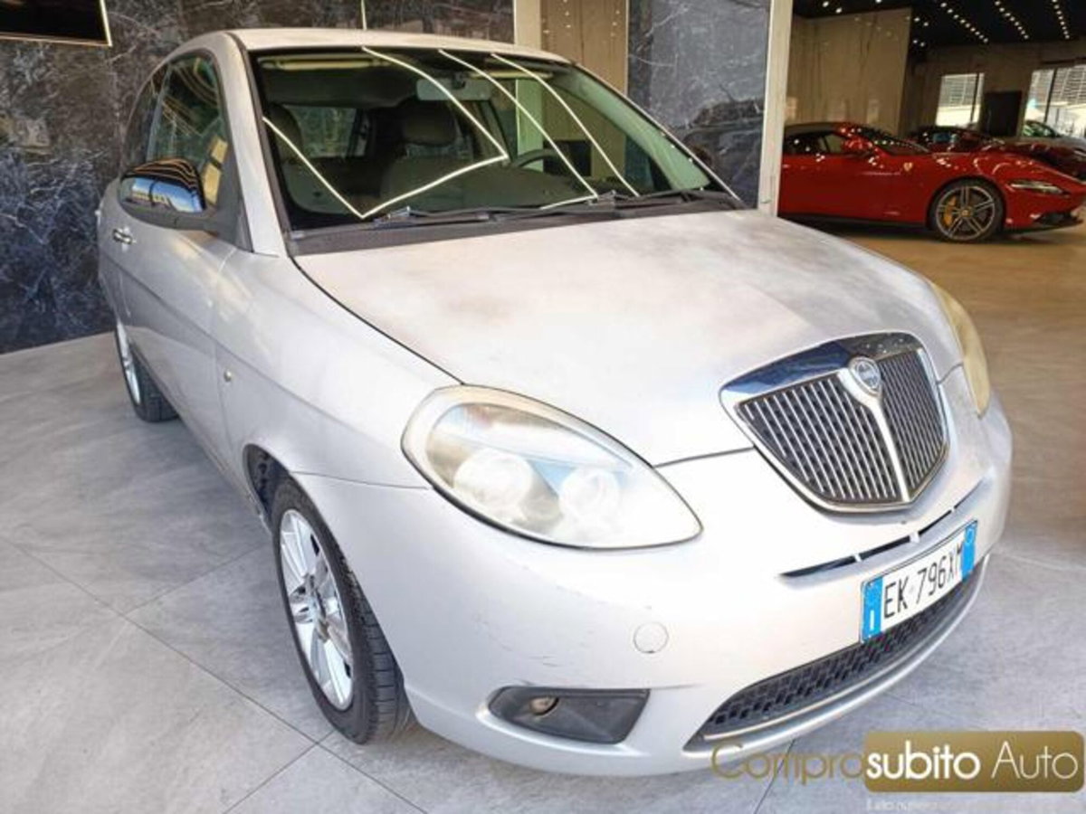 Lancia Ypsilon 1.2 69 CV Unyca (2)
