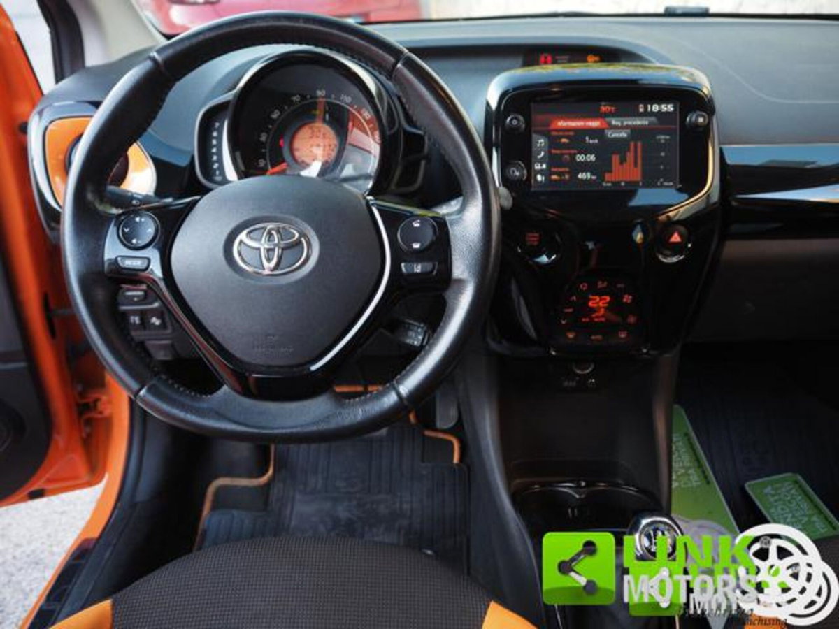 Toyota Aygo Connect 1.0 VVT-i 72 CV 5 porte x-wave orange (10)