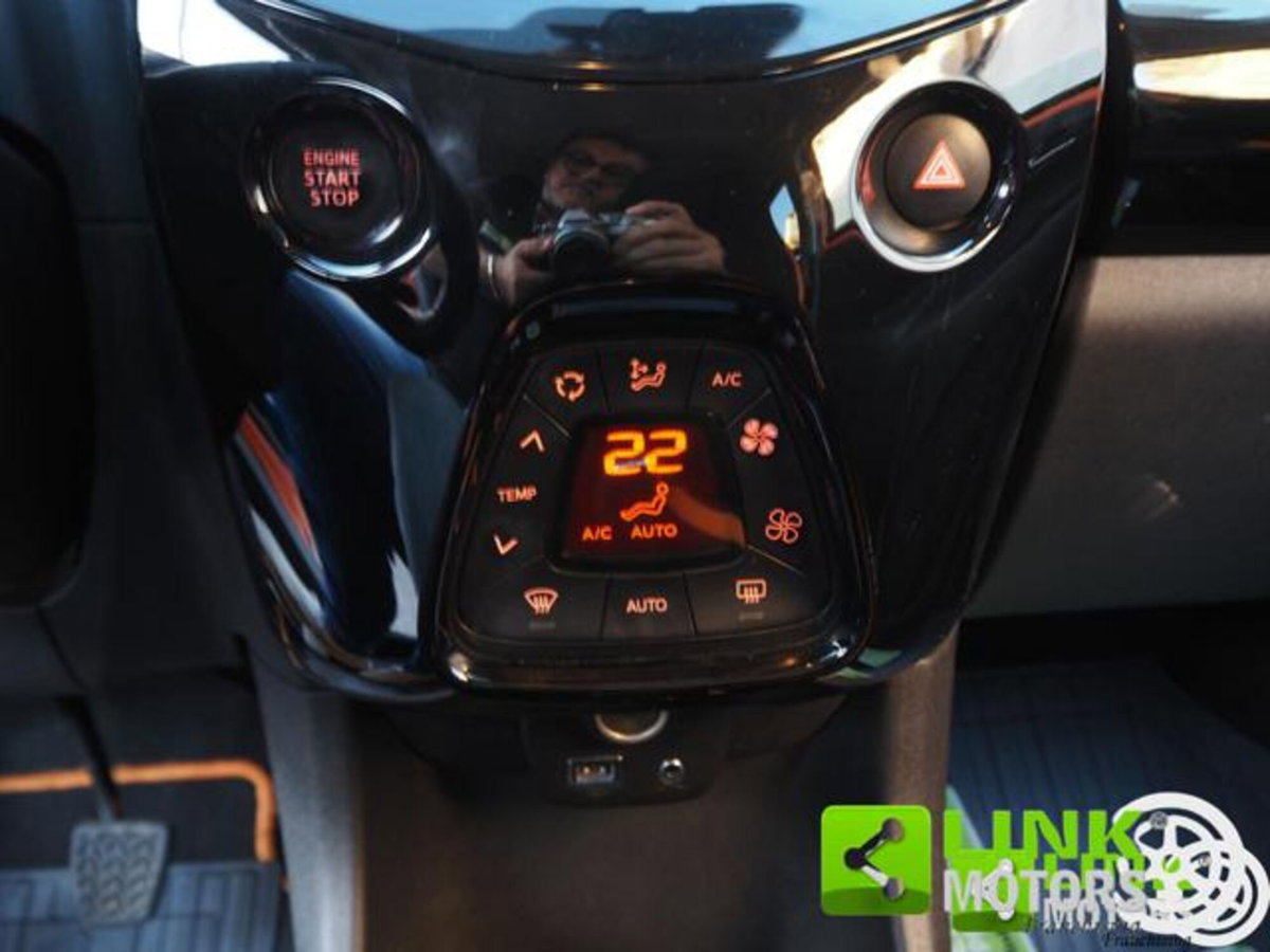 Toyota Aygo Connect 1.0 VVT-i 72 CV 5 porte x-wave orange (13)
