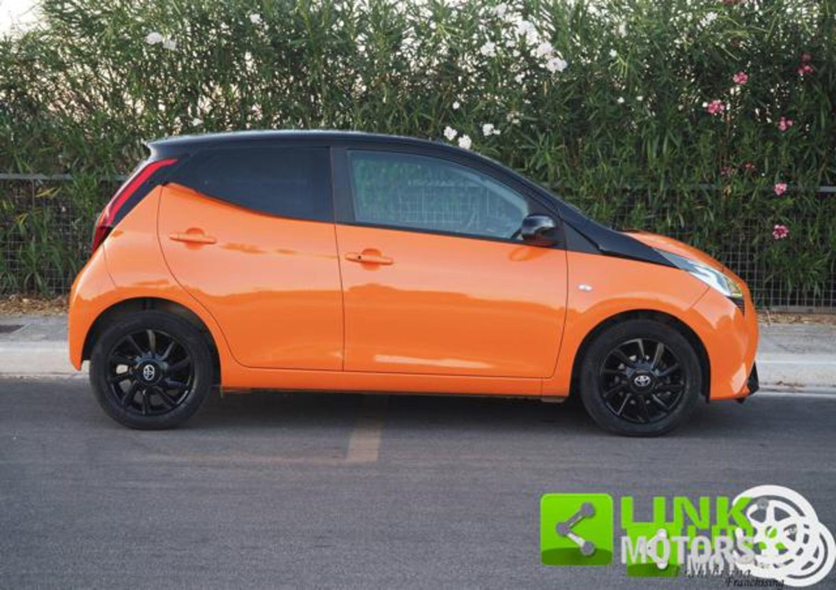 Toyota Aygo Connect 1.0 VVT-i 72 CV 5 porte x-wave orange (19)