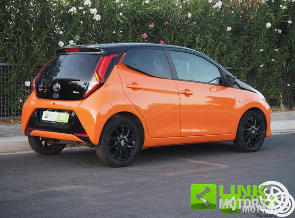 Toyota Aygo Connect 1.0 VVT-i 72 CV 5 porte x-wave orange (2)