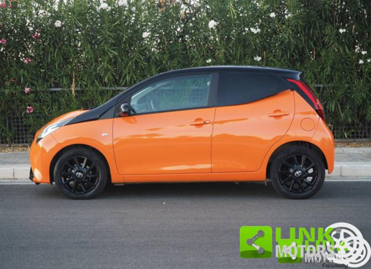 Toyota Aygo Connect 1.0 VVT-i 72 CV 5 porte x-wave orange (3)