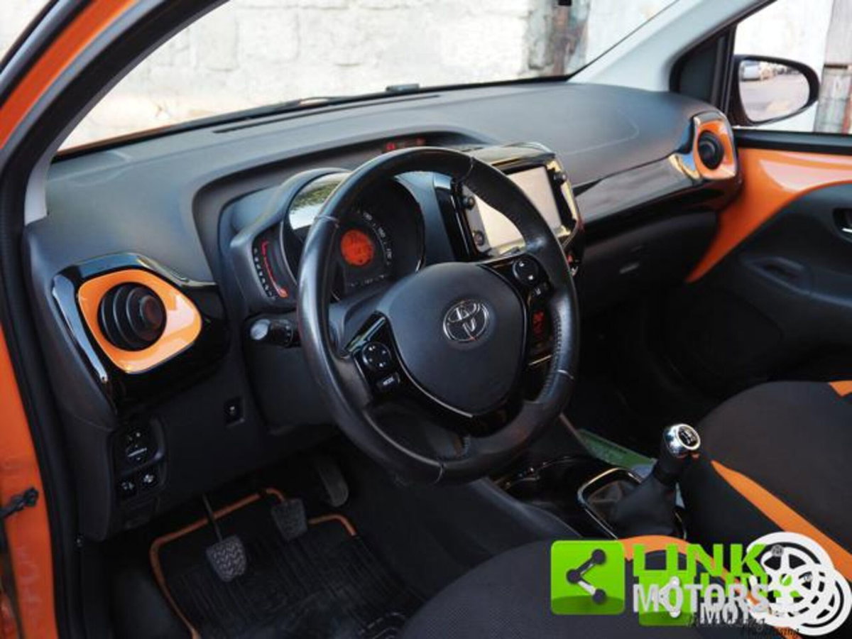 Toyota Aygo Connect 1.0 VVT-i 72 CV 5 porte x-wave orange (4)
