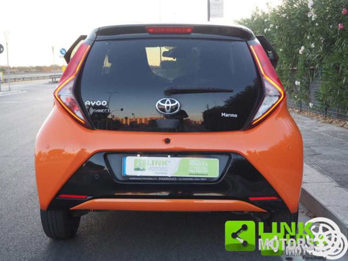 Toyota Aygo Connect 1.0 VVT-i 72 CV 5 porte x-wave orange (8)