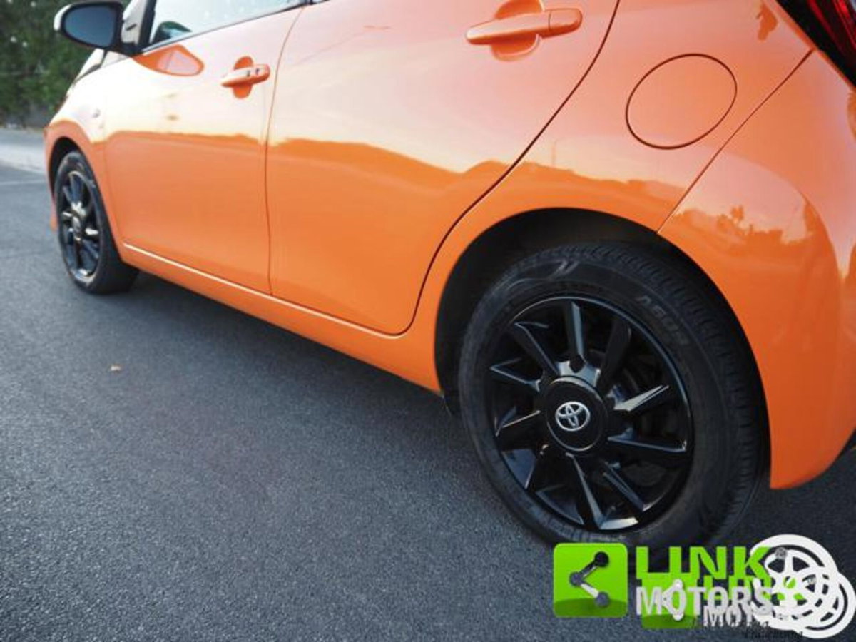 Toyota Aygo Connect 1.0 VVT-i 72 CV 5 porte x-wave orange (9)