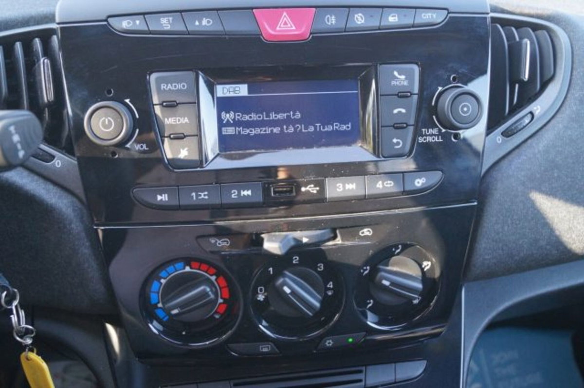 Lancia Ypsilon 1.0 FireFly 5 porte S&S Hybrid Ecochic Silver (10)