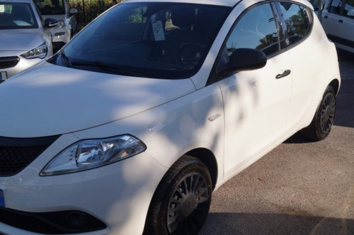 Lancia Ypsilon 1.0 FireFly 5 porte S&S Hybrid Ecochic Silver (2)