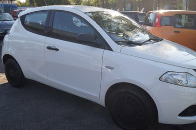 Lancia Ypsilon 1.0 FireFly 5 porte S&S Hybrid Ecochic Silver (3)