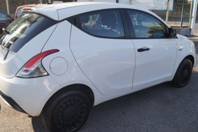Lancia Ypsilon 1.0 FireFly 5 porte S&S Hybrid Ecochic Silver (4)