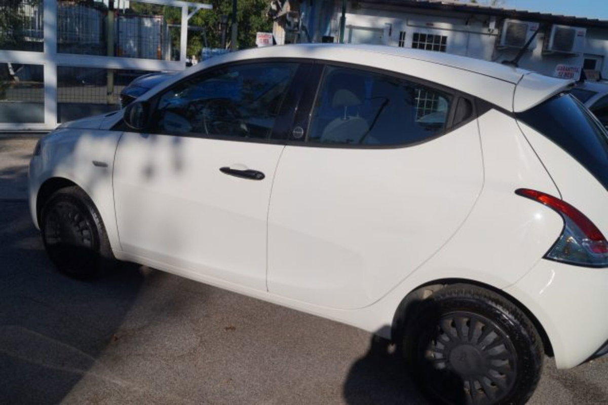 Lancia Ypsilon 1.0 FireFly 5 porte S&S Hybrid Ecochic Silver (6)