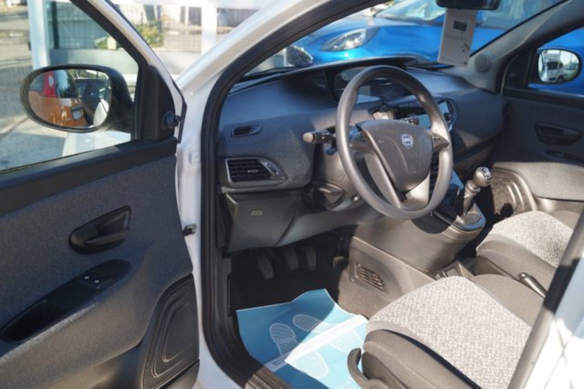 Lancia Ypsilon 1.0 FireFly 5 porte S&S Hybrid Ecochic Silver (7)